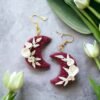 Boucles d'oreilles Lune bordeaux ornées de roses blances