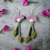 Boucles d'oreilles Marguerites violettes et feuilles pendantes