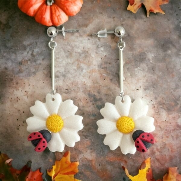 Boucles d'oreilles Marguerite et sa coccinelle