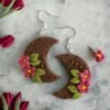 Boucles d’oreilles Lune chocolat ornées de fleurs