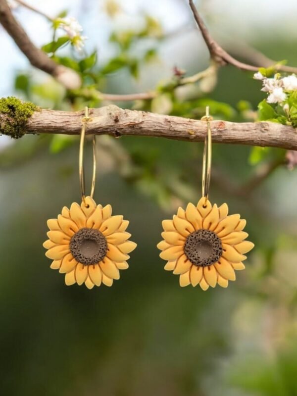 PXL_20250413_160213528 (1) Boucles d'oreilles tournesoles sur créoles