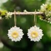 Boucles d'oreilles marguerites blanches sur créoles
