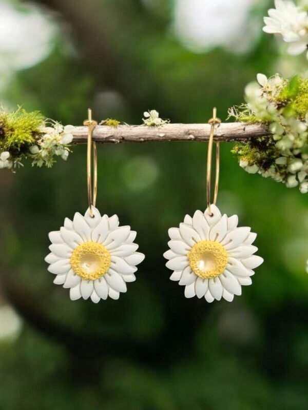 Boucles d'oreilles marguerites blanches sur créoles