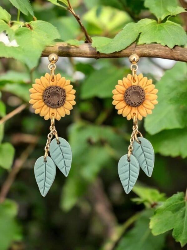 PXL_20250427_120445763.PORTRAIT.ORIGINAL (1) Boucles d'oreilles tournesols avec feuilles