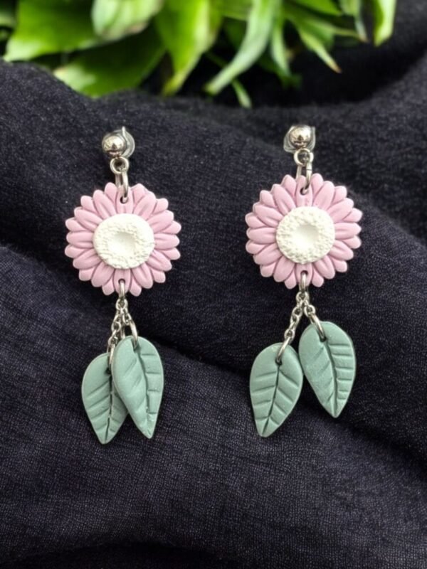 Boucles d'oreilles marguerite mauve et feuille