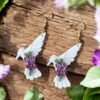 Boucles d'oreilles oiseaux blancs et fleurs mauves
