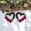 Boucles d'oreilles coeurs noirs fleurs rouges