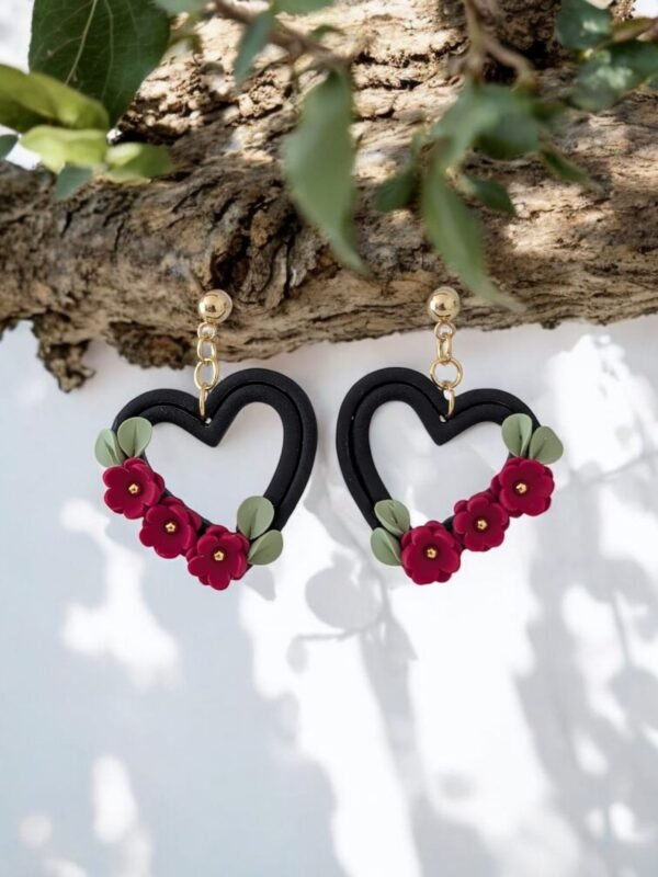 Boucles d'oreilles coeurs noirs fleurs rouges