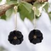 Boucles d'oreilles Fleurs noires sur pendants dorés