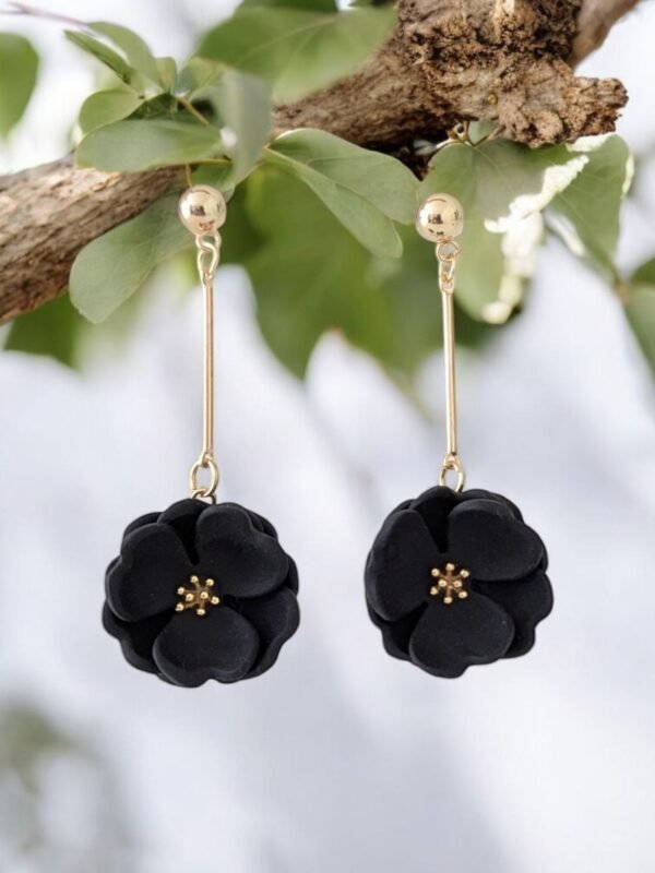 Boucles d'oreilles Fleurs noires sur pendants dorés