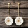 Boucles d'oreilles Fleurs blanches sur pendants dorés