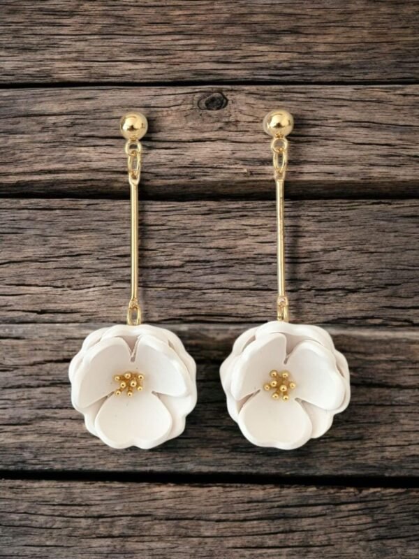 PXL_20250701_145926317.PORTRAIT (1) Boucles d'oreilles Fleurs blanches sur pendants dorés