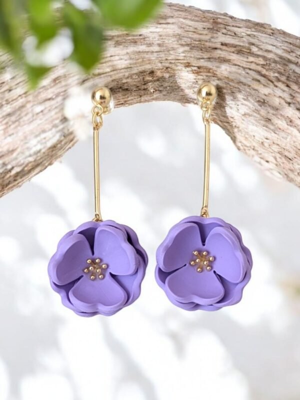 PXL_20250709_115409116.PORTRAIT.ORIGINAL (1) Boucles d'oreilles Fleurs parmes sur pendants dorés