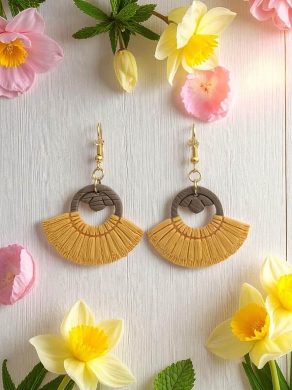 PXL_20250713_125631440.PORTRAIT (1) Boucles d'oreilles effet macramé et bois - jaune soleil