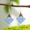 Boucles d'oreilles effet macramé et bois - bleu ciel