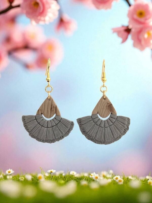 PXL_20250716_140123048.PORTRAIT.ORIGINAL (1) (1) Boucles d'oreilles effet macramé et bois - gris