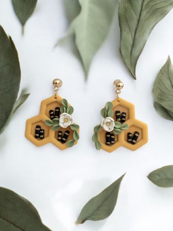 PXL_20250906_123101039.PORTRAIT.ORIGINAL Boucles d'oreille Bibliothèque nid d'abeilles