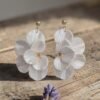 PXL_20260409_153934465.PORTRAIT.ORIGINAL Boucles d'oreilles Fleurs blanches nacrées
