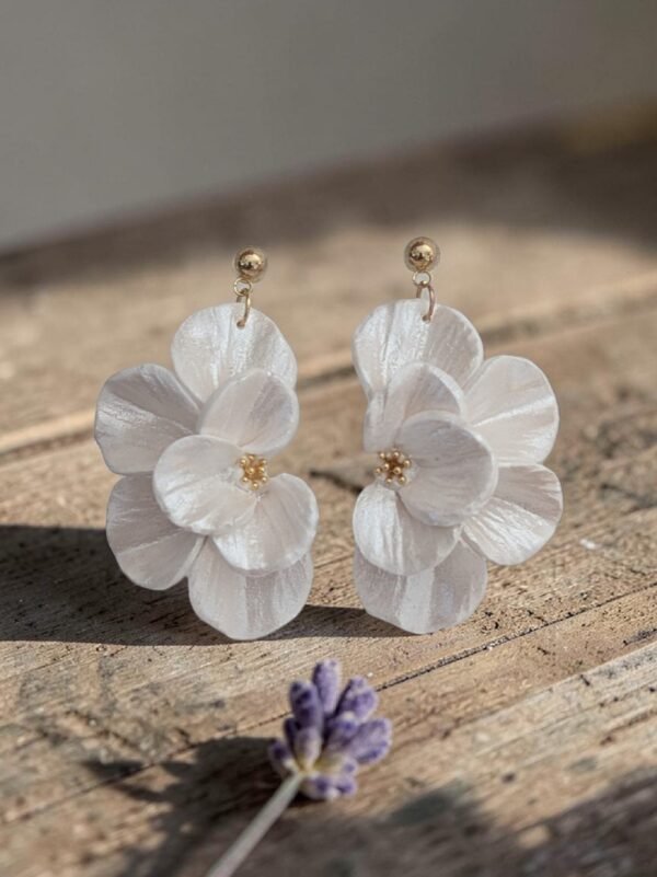Boucles d'oreilles Fleurs blanches nacrées