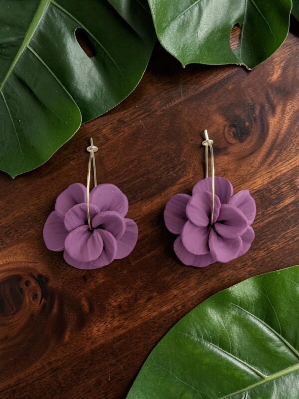 PXL_20260412_092402325 (1) Boucles d'oreilles Créoles dorées et Fleurs mauves
