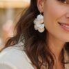 Boucles d'oreilles Fleurs blanches nacrées