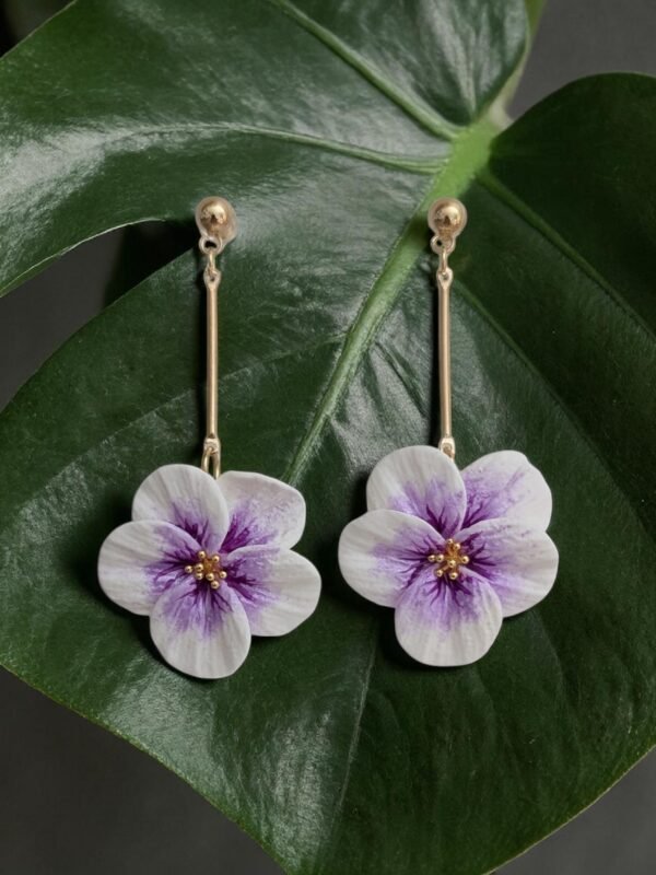 PXL_20260503_131216285.PORTRAIT.ORIGINAL Boucles d'oreilles Capucines blanches et parme