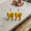 1780326222917~2 Boucles d'oreilles Crayon noeud