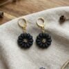 1780574283257~2 Boucles d'oreilles fleurs noires