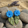 1783861117296 Boucles d'oreilles Marguerites bleues et feuilles