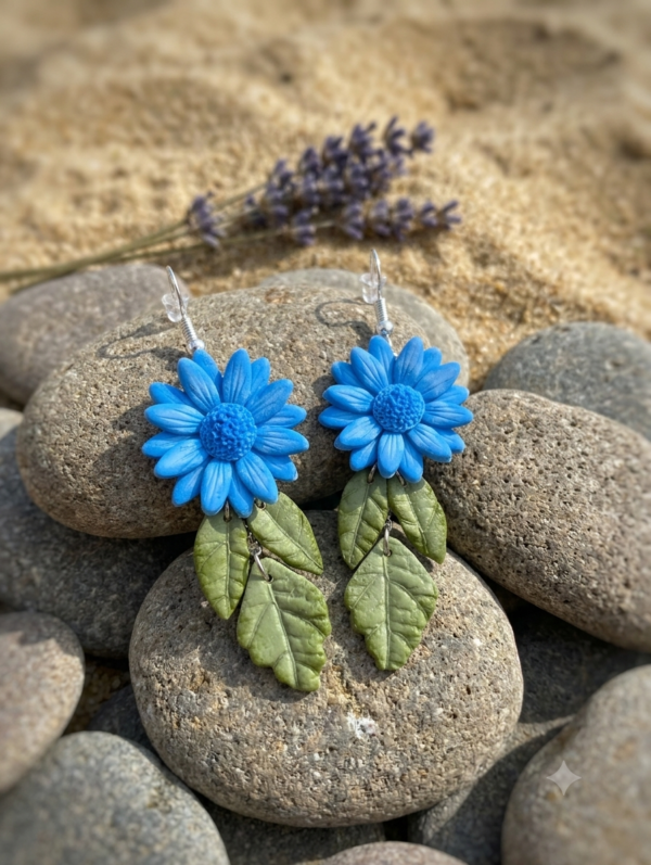 1783861117296 Boucles d'oreilles Marguerites bleues et feuilles